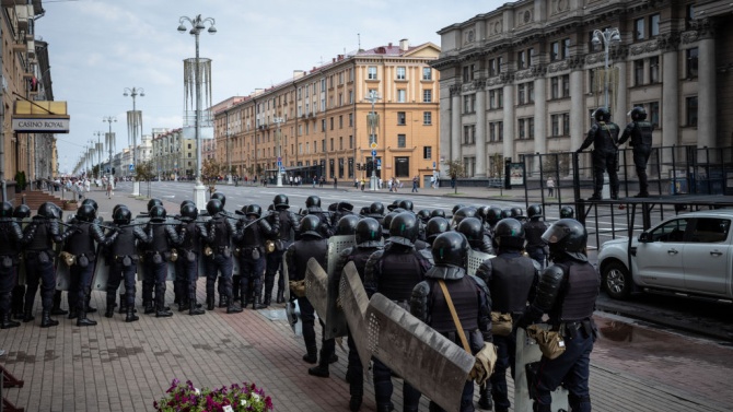 Полицията в Беларус използва специални средства срещу протестиращите против Лукашенко, задържа над 700