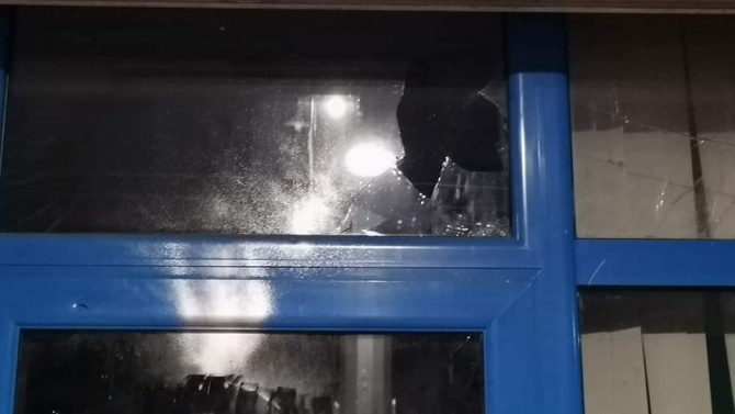 Изпочупиха офис на ГЕРБ в София, петима вандали са задържани