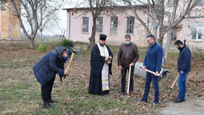 Димитров на първата копка за довеждащ водопровод за гара Елин Пелин и Нови хан: Водата е безценен ресурс