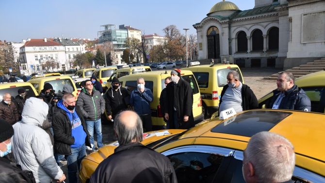 Таксиметрови шофьори на протест в София с искане за помощ за бизнеса си