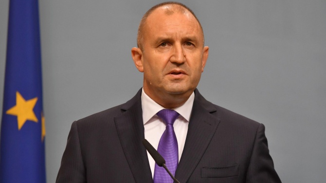 Румен Радев: Новите мерки срещу COVID-19 са пожарни и закъснели