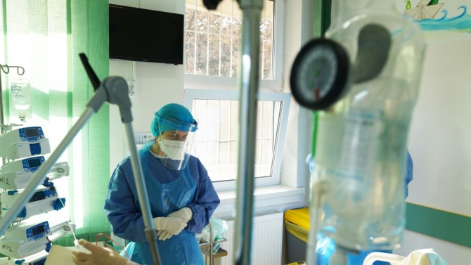 Румъния увеличaва надбавките за здравните служители на първа линия