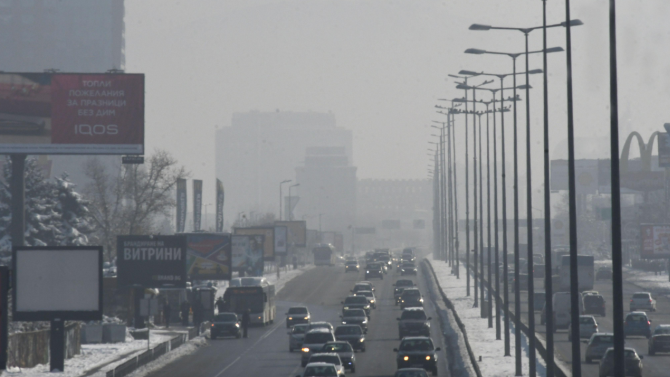 Комбинация от мръсен въздух и мъгла над "Цариградско шосе" днес по обяд