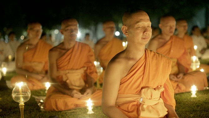 Будистки монах се грижи за застрашени змии в манастир 