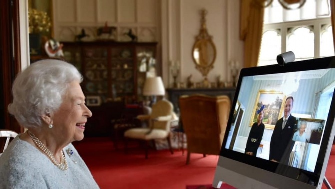 COVID-19 промени и кралските традиции, Елизабет II се включи онлайн