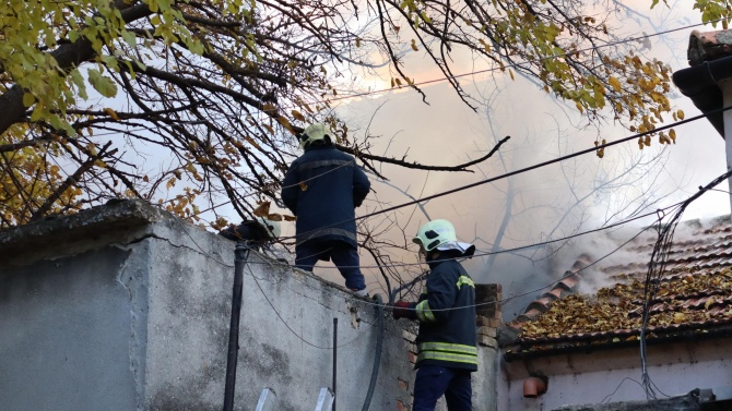 Голям пожар във Варна едва не предизвика трагедия