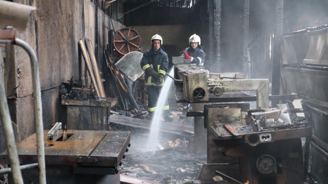 Пожар изпепели склад за строителни материали във Варна