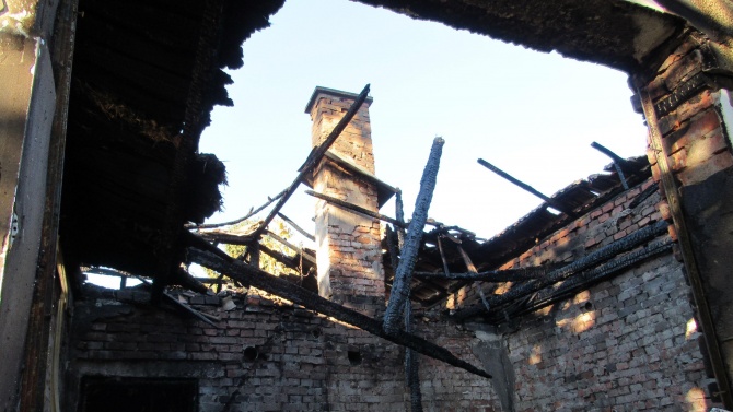 Пожар изпепели необитаема къща в Русе