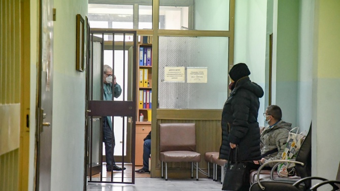 Карловската болница получи дарение от защитни екипи и безконтактни термометри