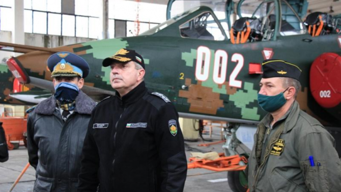 Началникът на отбраната разгледа модернизираните СУ-25 