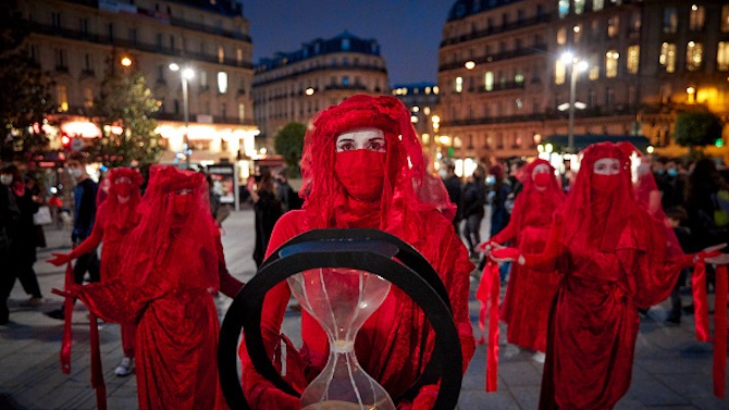 Активисти в Париж настояха за действия за климата, пет години след Парижкото споразумение