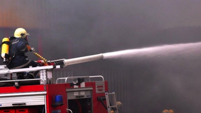 Потушиха голям пожар в складове в Добрич