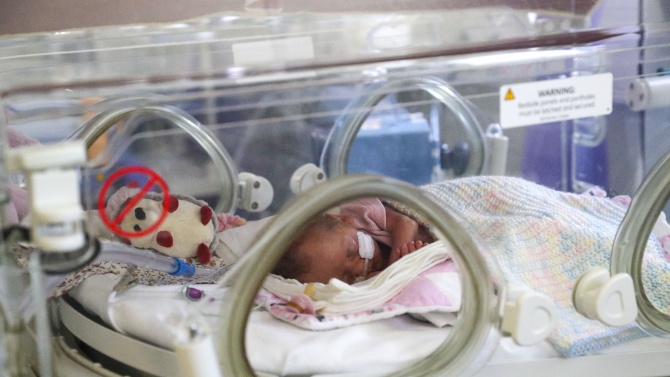 Две бебета с COVID-19 са в болница в Шумен