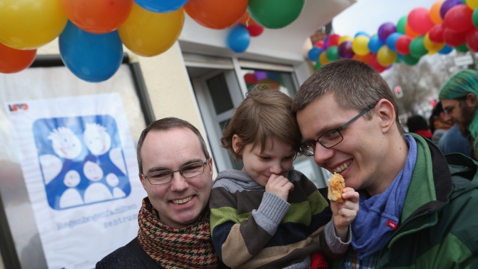 Унгария забрани на еднополовите двойки да осиновяват деца