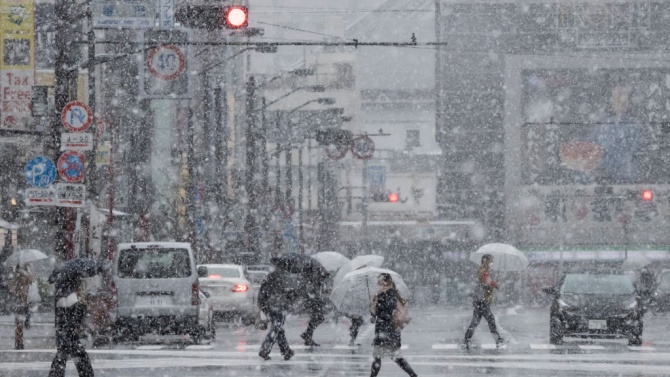  Рекорден снеговалеж в Япония наложи армията да се включи в помощ на гражданите