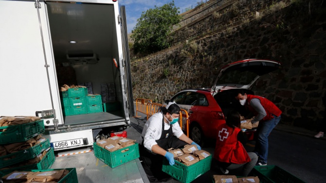 Коледни пакети с продукти за над 8 000 лв. получават самотни възрастни хора в Трънско
