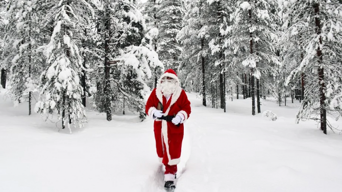 Дядо Коледа е самотен в дома си в Лапландия