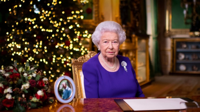 Кралица Елизабет II: Тази година много хора искат просто прегръдка за Коледа