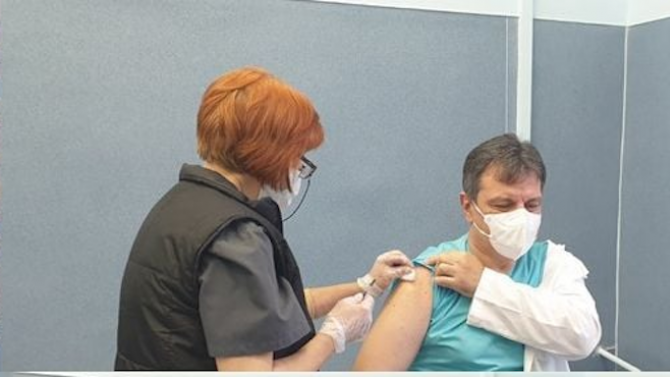 Д-р Симидчиев след ваксинацията: Чувствам се благодарен и смирен пред размаха на световните научни достижения 