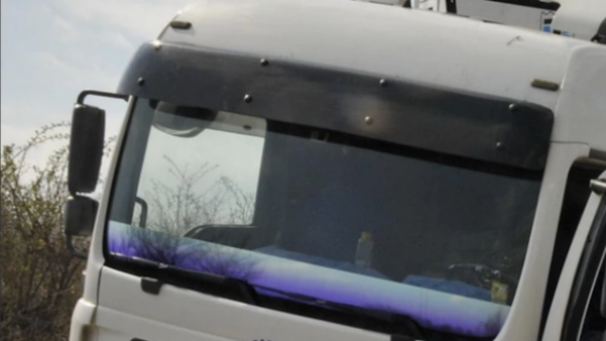 Аварирал ТИР затруднява движението в района на село Ушинци
