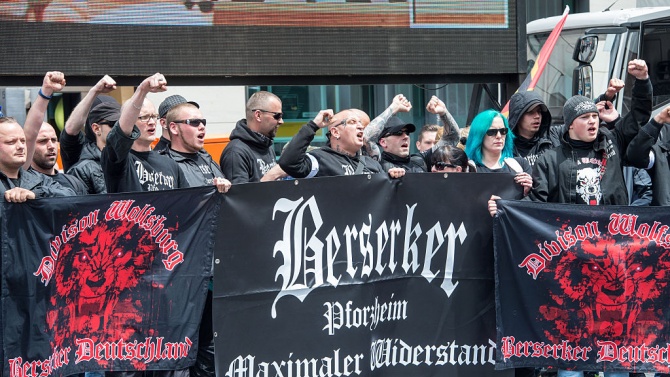 Активността на полицаи в крайнодесни групови чатове тревожи Германия