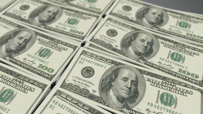 Доларът продължава да поевтинява и в началото на новата година