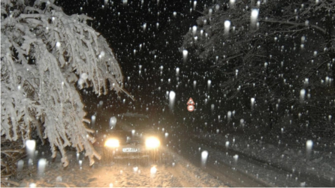 Обилен снеговалеж спря движението на тирове през прехода "Предел"