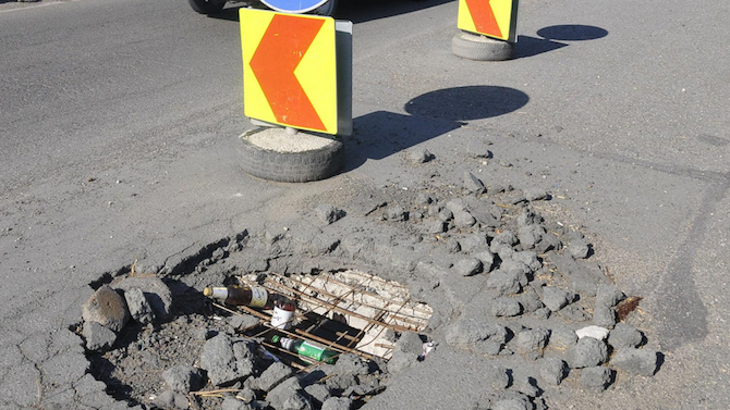 Голяма дупка пука гуми на пловдивски булевард 