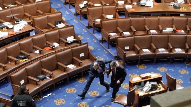 Сенатът на САЩ прекъсна дебат за изборите заради протести 