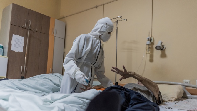 Санитарка източи парите на умиращ от COVID-19 пациент