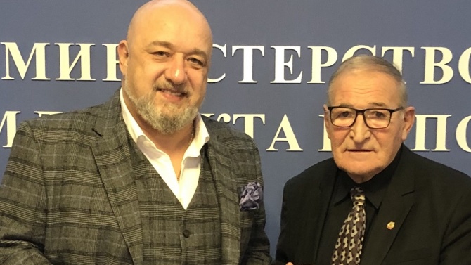 Красен Кралев и Димитър Пенев обсъдиха извършването на ремонт на стадиона в Мировяне