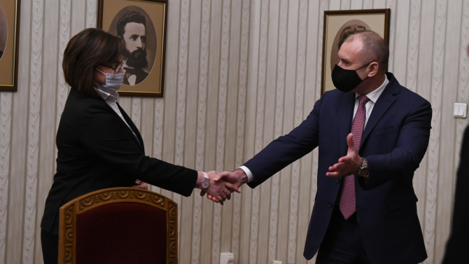Нинова към Радев: Воюваме ли?