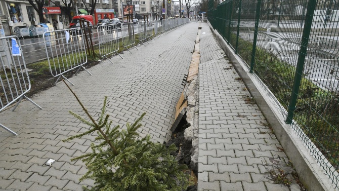 Пропадна тротоар над новото метро в София