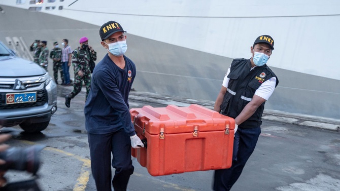 Водолази извадиха черна кутия на падналия край Индонезия самолет 