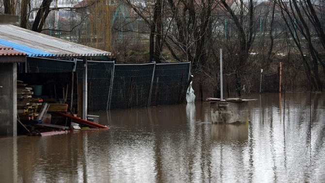  Обилните валежи в Бургаско са причина за скъсаната дига на река Факийска