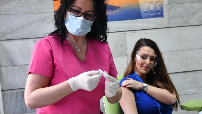 Внимание: Жените с филъри и надути устни не бива да слагат ваксината на Moderna  