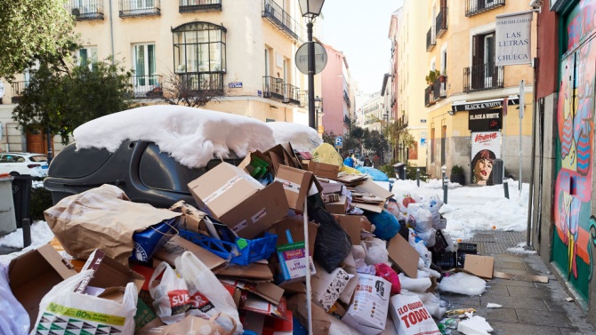 Мадрид потъна в тонове боклуци
