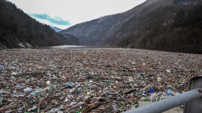 Тонове боклуци задръстиха река Искър край Своге