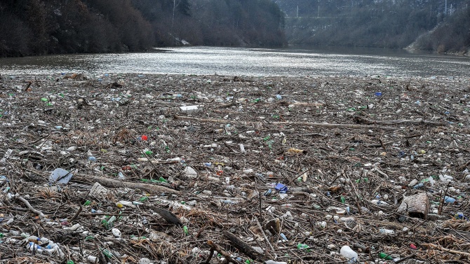 Започва прокурорска проверка за боклука в река Искър край Своге