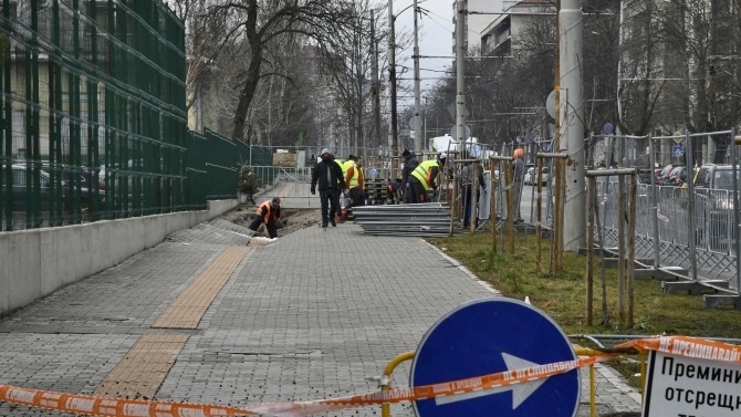 Започна ремонтът на пропадналия тротоар пред Медицинска академия