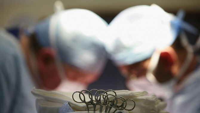 Хирурзи оперират с най-новото поколение на робота Да Винчи