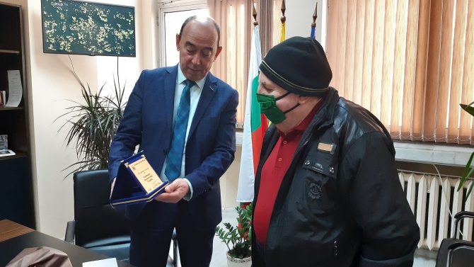 Зам.-кметът на Асеновград връчи подарък на първата столетница за годината