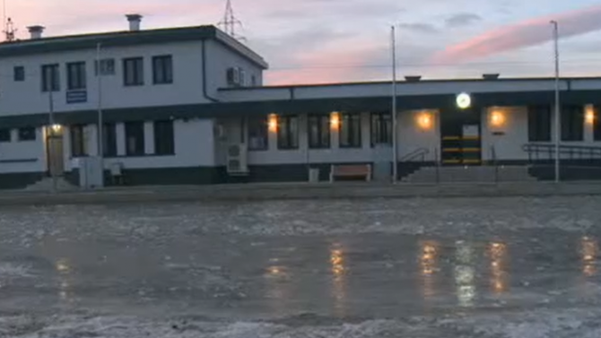 Ледена пързалка пред гарата в Казичене заради липсата на канализация