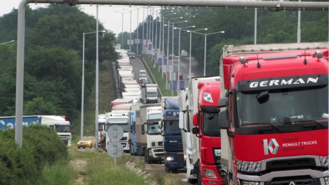 Повече от 1300 моторни превозни средства са преминали през граничния пункт на Дунав мост 2 за последното денонощие
