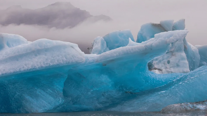 Огромният айсберг, който застрашаваше остров с пингвини, се е разпаднал
