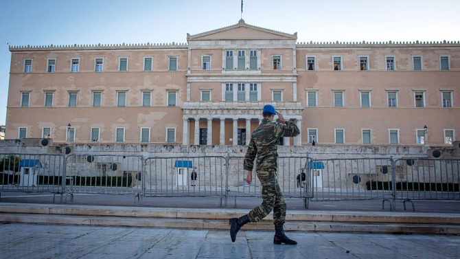 Задължителната военна служба в Гърция става 12 месеца