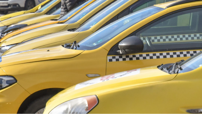 Таксиметрови шофьори искат уреждане на правото да работят