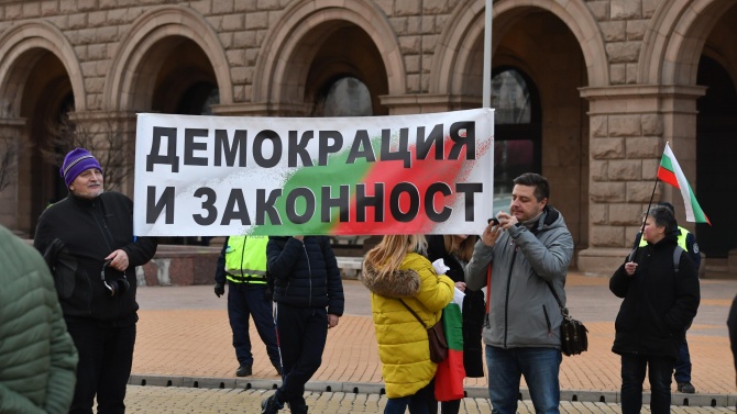 И тази вечер граждани поискаха оставката на правителството и главния прокурор