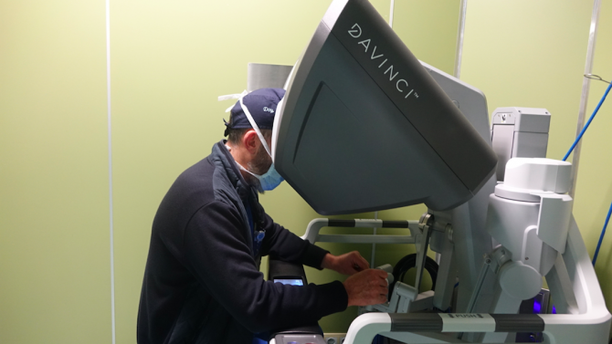Хирурзи от четири специалности оперират с най-новото поколение на робота Да Винчи в Болница Токуда