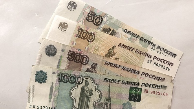 Спад на руската рубла на фона на растящите политически рискове